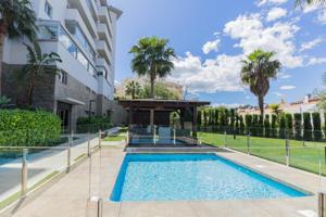 Exclusiva vivienda con terraza, piscina y dos garajes en urbanización privada photo 0
