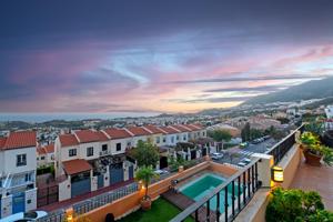 EXCLUSIVA VILLA EN BENALMÁDENA – LUJO, CONFORT Y RENTABILIDAD EN UNA UBICACIÓN PRIVILEGIADA photo 0