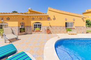 Chalet independiente con piscina en Mijas Costa photo 0
