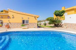 Chalet independiente con piscina en Mijas Costa photo 0
