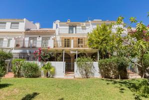 Chalet Adosado de 5 Dormitorios con Terraza y Piscina Comunitaria en Los Boliches, Fuengirola photo 0