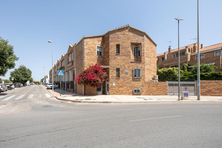 ¡Tu Oasis de Lujo en Parque Almunia! Espectacular Casa en Esquina con Piscina photo 0