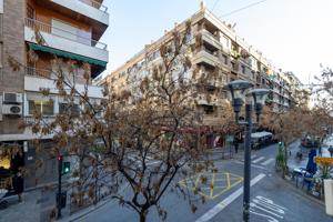 Tu oportunidad de diseño en Granada: Piso en esquina con gran potencial photo 0