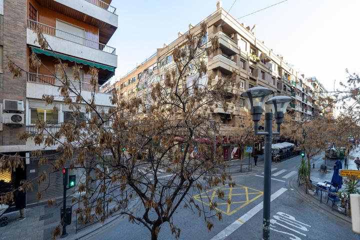 Tu oportunidad de diseño en Granada: Piso en esquina con gran potencial photo 0