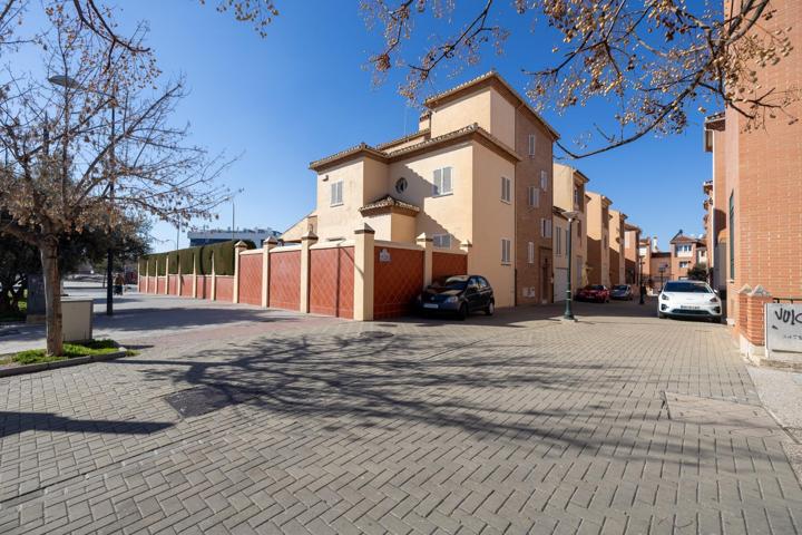 Espectacular casa ubicada en el exclusivo barrio de Albayda, diseñada con una distribución funcional photo 0
