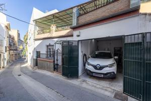 ¡Mejora tu calidad de vida! Vive en una casa espaciosa, tranquila y a un paso del centro de Granada photo 0