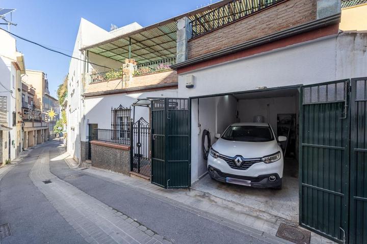 ¡Mejora tu calidad de vida! Vive en una casa espaciosa, tranquila y a un paso del centro de Granada photo 0