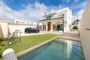 🏡 Exclusiva Vivienda de Diseño con Piscina y Máximas Calidades en Cada Rincón photo 0