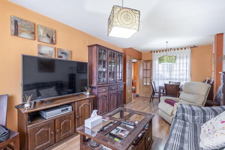 ¡Vivienda en esquina en la mejor zona de Huétor Vega! photo 0