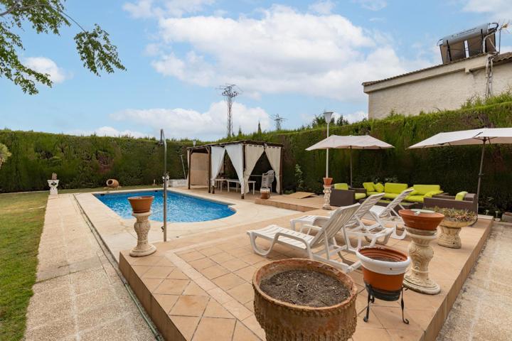 Chalet con piscina en Urbanización Suspiro del Moro photo 0