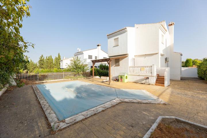 Chalet con gran parcela y piscina en Loma Verde, Albolote photo 0