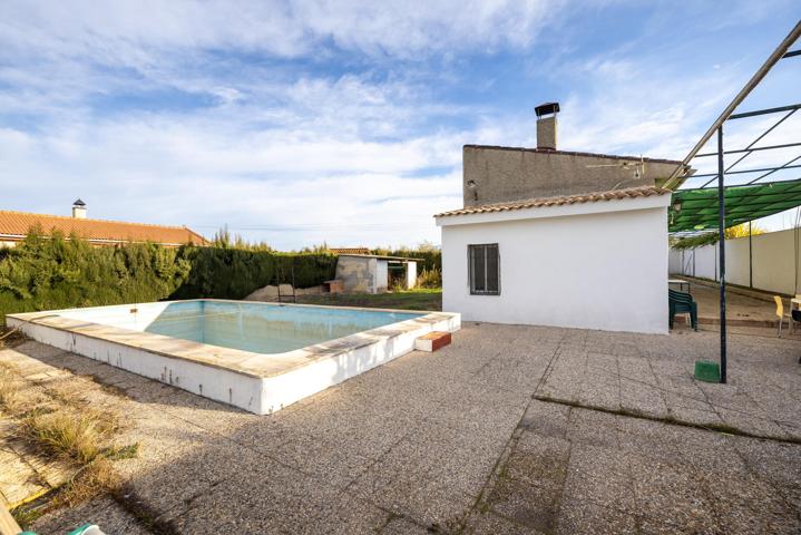 Parcela urbanizable con casa y piscina en Maracena photo 0