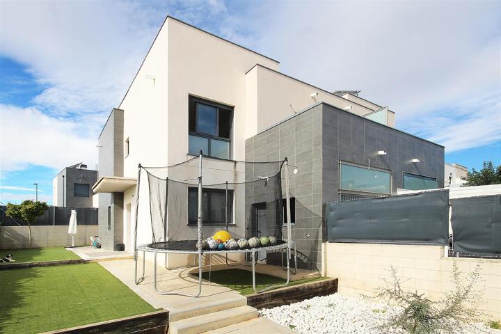 MARAVILLOSO PAREADO MODERNO EN VENTA photo 0