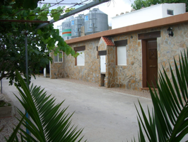 Casa con terreno y naves, zona Alatoz photo 0