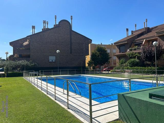 Chalet en urbanización privada, con piscina. Seis dormitorios photo 0