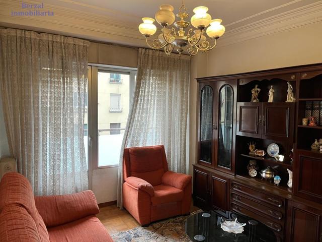 Piso céntrico, cuatro dormitorios, baño, aseo y bonito balcón. photo 0