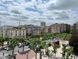 Piso orientado al Sur, con bonita terraza, seis hb y tres baños. photo 0