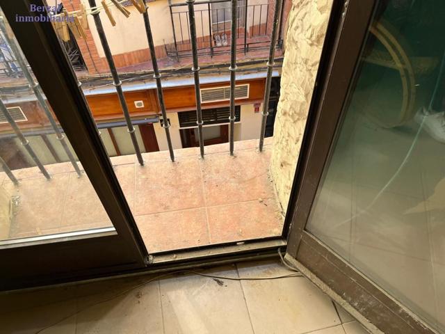 Piso en la mítica calle San Juan, para reformar a gusto. Tres habitaciones. Segundo SIN ASCENSOR photo 0