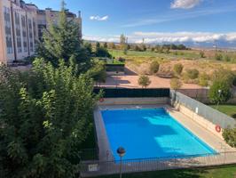 Piso de dos dormitorios, dos baños, garaje y trastero, con piscina y pista de padel photo 0