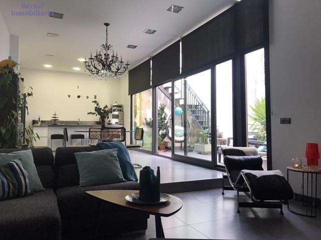 Vivienda SINGULAR en el centro de Logroño.Planta baja, más dos. Terraza de sesenta metros y jardin con pozo. photo 0