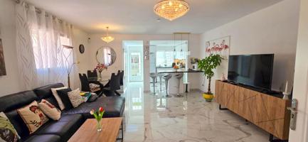 Encantadora Casa Pareada en Esquina con Jardín y Acceso a Piscina Comunitaria photo 0