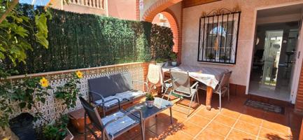 Encantadora Casa Pareada en Esquina con Jardín y Acceso a Piscina Comunitaria photo 0
