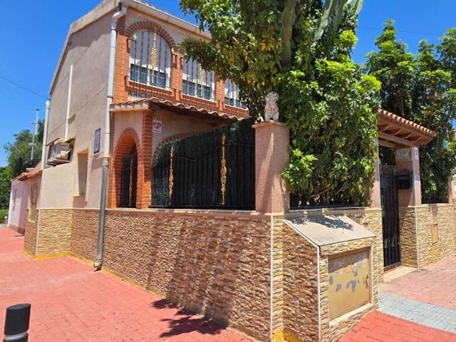Encantadora Casa Pareada en Esquina con Jardín y Acceso a Piscina Comunitaria photo 0