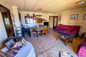 Amplio piso en el centro de Torrevieja – excelente ubicación y grandes posibilidades photo 0