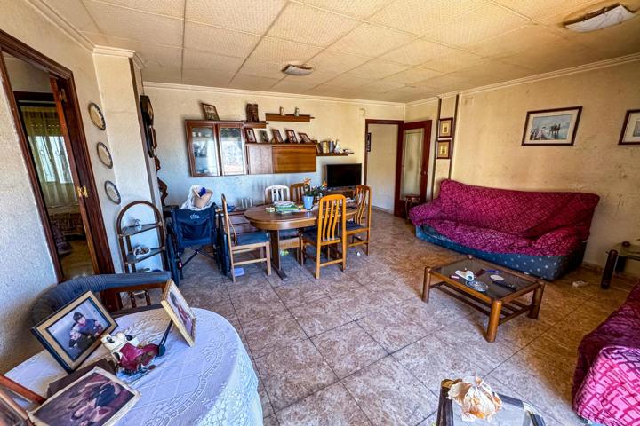 Amplio piso en el centro de Torrevieja – excelente ubicación y grandes posibilidades photo 0