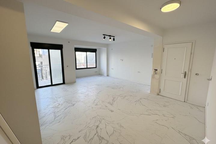 Piso completamente reformado – 3 habitaciones, balcón y vistas parciales al mar photo 0