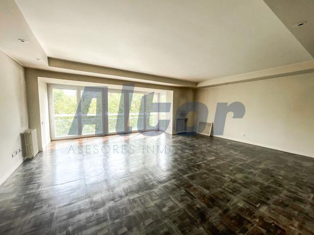 Piso en venta en Madrid, con 275 m2, 3 habitaciones y 2 baños, Garaje, Ascensor y Calefacción Individual Gas. photo 0