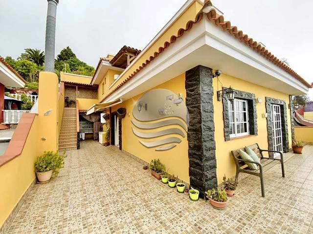 IMPRESIONANTE CASA CON AMPLIAS TERRAZAS Y TERRENO TRASERO photo 0