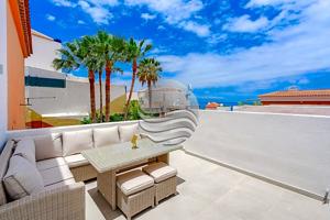 Descubre el Exquisito Dúplex en Costa Adeje photo 0