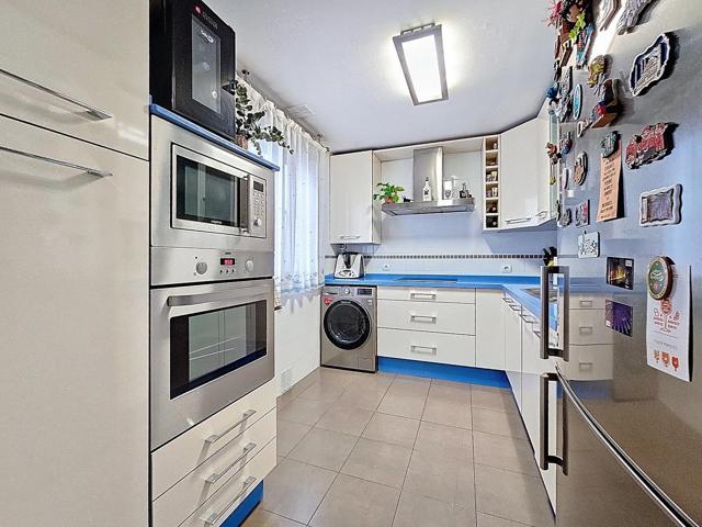 Fabuloso piso con garaje VPO más otro garaje de renta libre incluido en el precio!!! en zona Barriada Guadalquivir! photo 0