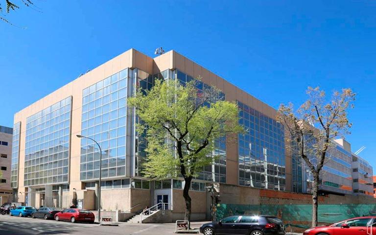 (Ref.514154) Edificio de oficinas locales y garajes. photo 0