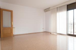 Piso con parking y trastero junto a parada de Sabadell centre photo 0