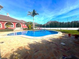 Espectacular chalet con piscina privada y pista de tenis. photo 0