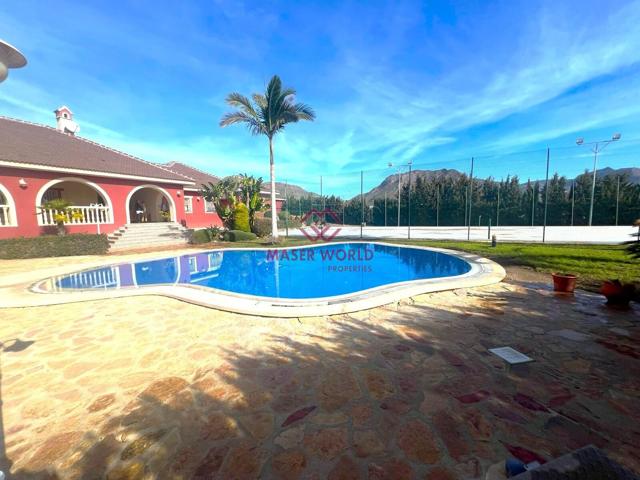 Espectacular chalet con piscina privada y pista de tenis. photo 0