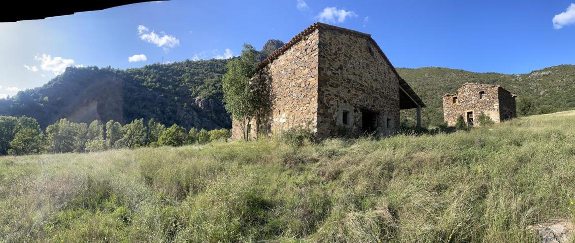 Finca de 10 Ha. con 2 casas, a 5 m de la ctra. N-260 photo 0