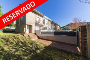 Magnífico unifamiliar pareado en Gorraiz, en parcela de 265 m2 y vivienda 234 m2. photo 0