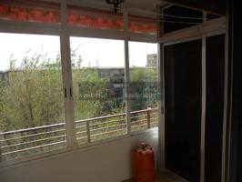 Salón comedor con luz natural, ventilador de techo, suelo de madera. Habitación con luz natural, lampara colgante, suelo de madera. Lavabo con suelo de baldosas. Pasillo con suelo de madera. Cocina con luz natural, suelo de baldosas