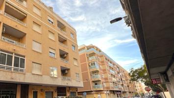 Piso en Venta en (A REFORMAR) Torrevieja, Alicante photo 0