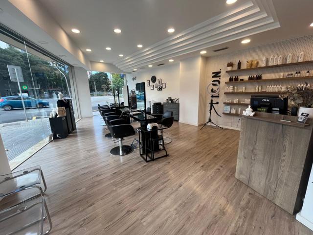 Se traspasa salón de peluquería en pleno funcionamiento photo 0