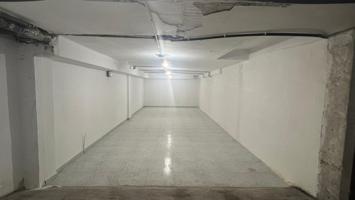 📍 Garaje cerrado de 60 m² en zona céntrica – Ideal como almacén o aparcamiento photo 0