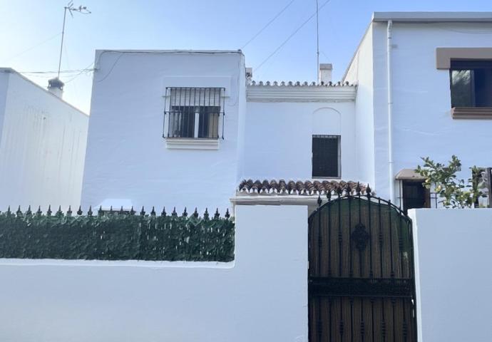 Acogedora casa en urbanización tranquila, a un paso del centro del pueblo photo 0