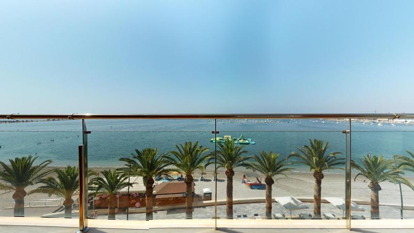 Exclusivo piso en primera línea, con vistas panorámicas al Mar Menor, de dos dormitorios y garaje photo 0