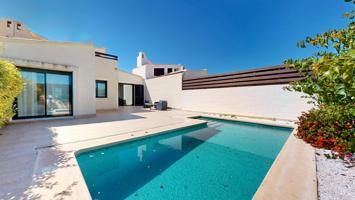 ¡Se vende villa con jardín y piscina privada en Corvera Country Club! photo 0