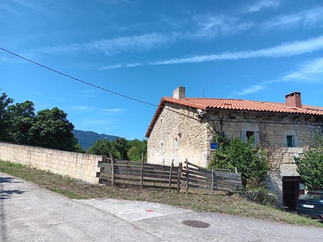 Se Vende Casa Pareada con Terreno en Valle de Mena photo 0
