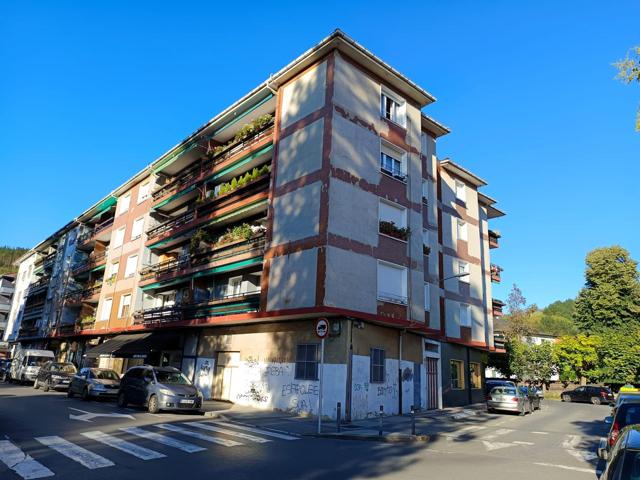 Venta piso en el centro de Zalla con ascensor y parcela de garaje cerrada photo 0