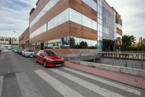 Espectacular edificio a las puertas de Granada , con un uso terciario , con 5 plantas. photo 0